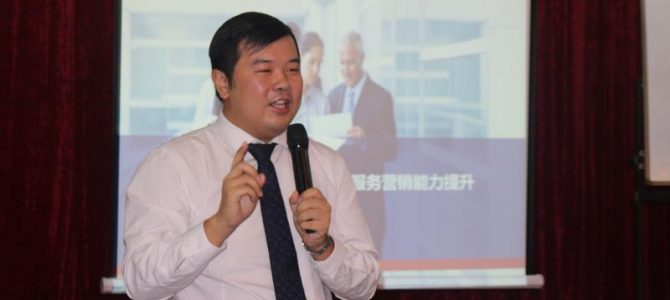 潘之慊老师赴鄂尔多斯农行为学员讲解营销技巧