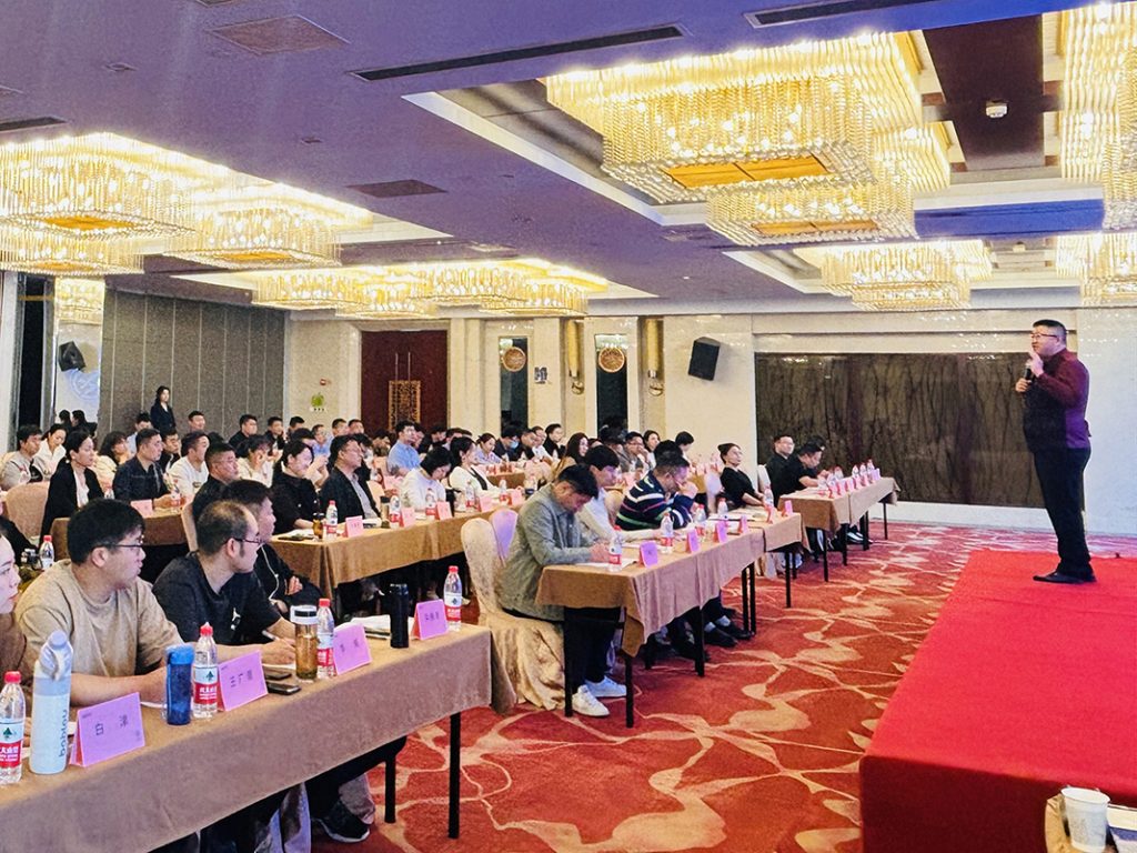 沈寅鑫老师在扬州为全国各地区域性银行开展信贷业务培训公开课相关图片
