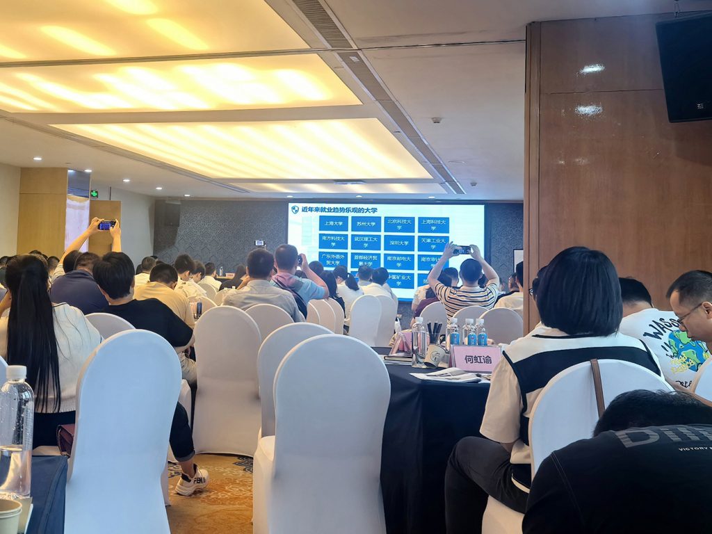 沈寅鑫老师在南宁为全国各地区域性银行开展信贷业务培训公开课相关图片