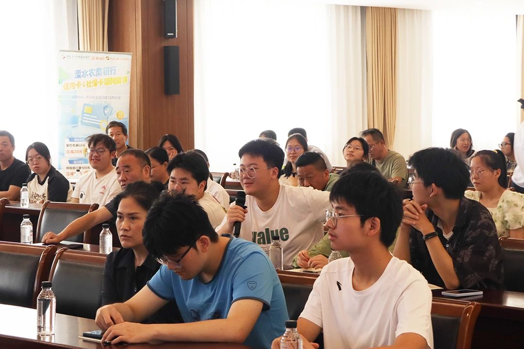 高考志愿填报讲座纪实：沈寅鑫老师为高考考生指点迷津相关图片